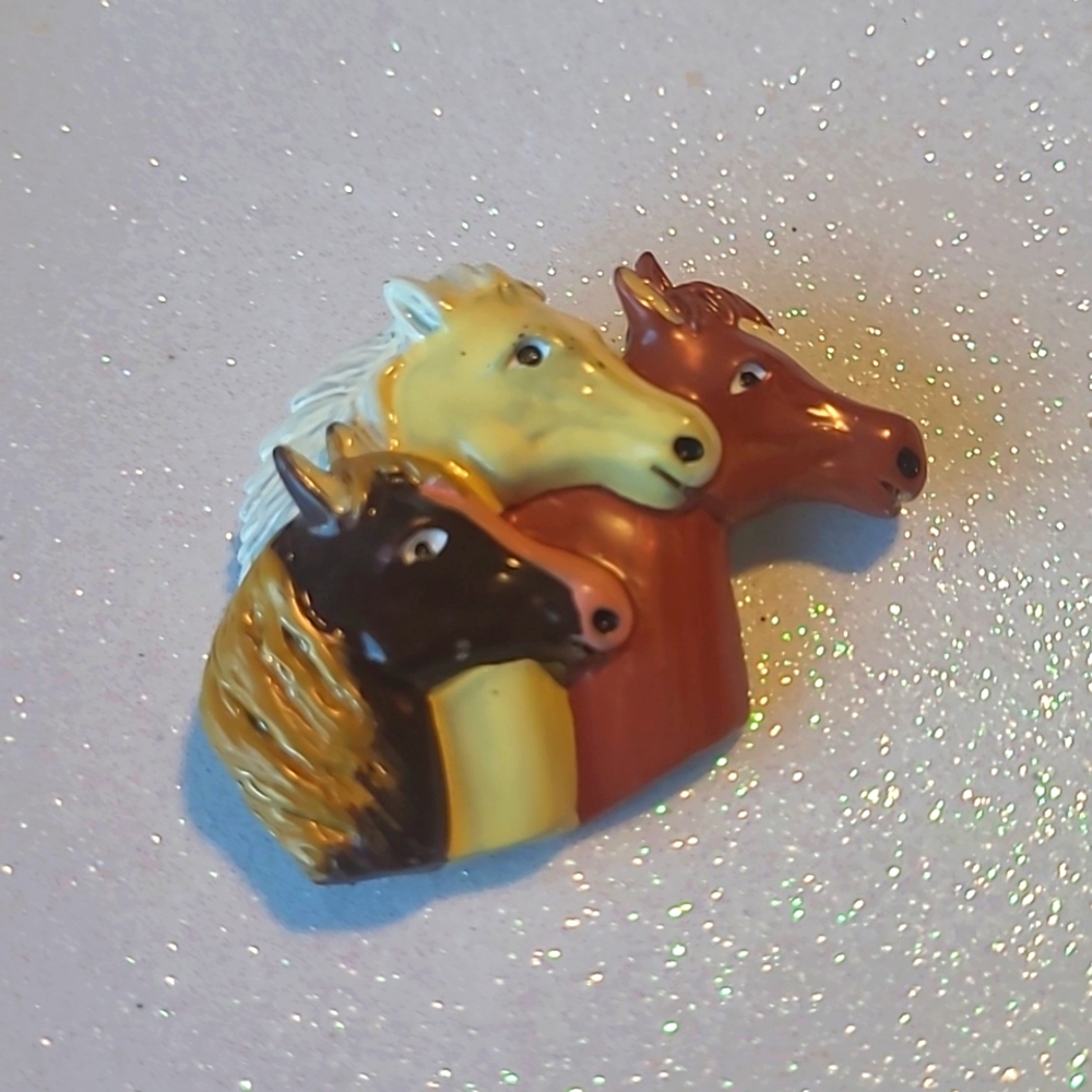 Horse pin brooch